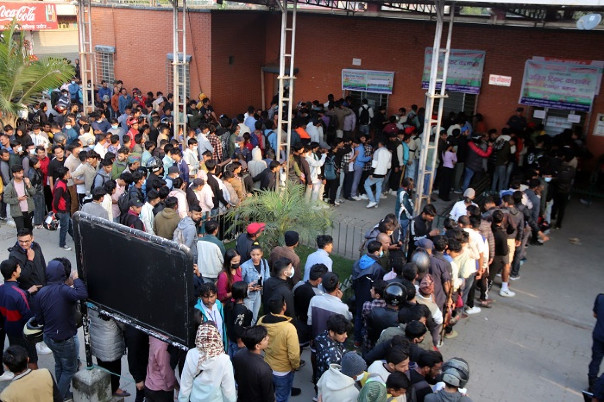 तीन दिनमा एक लाख ५० हजार यात्रु बाहिरिए
